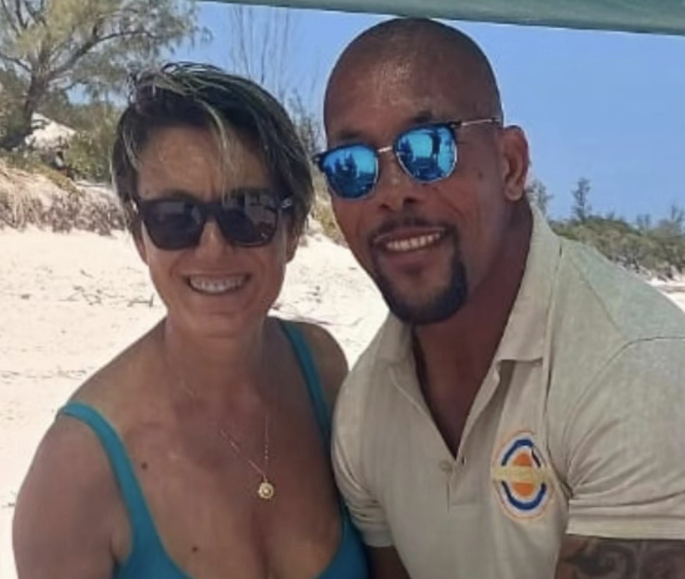 Marina and Helder on the beach with lunch